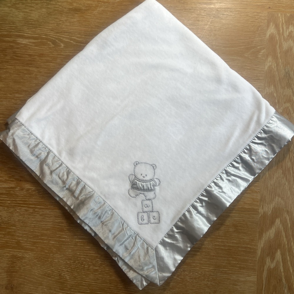 The‎ Childrens Place White Baby Blanket Silver Gray Bear ABC Blocks Satin Trim